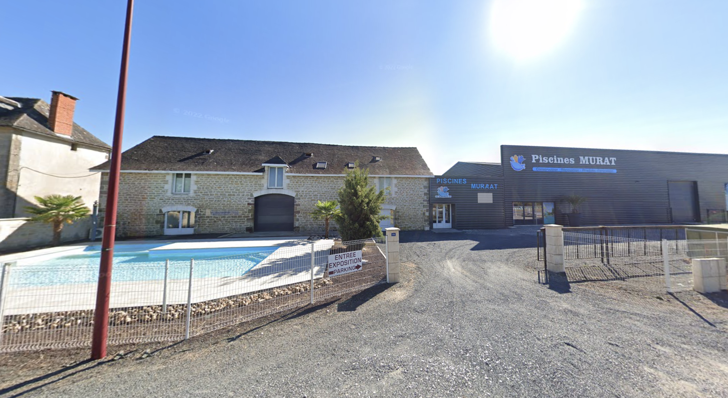 Local de piscine murat situé à pazayac